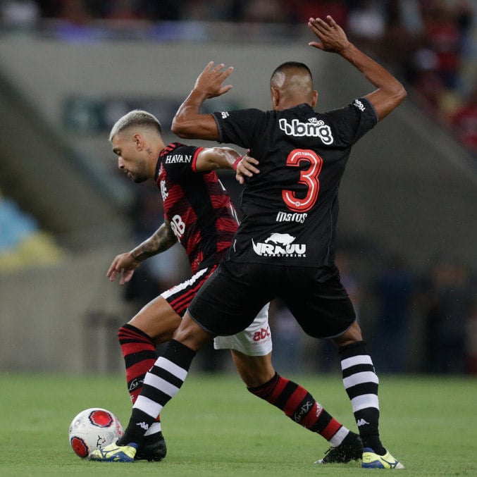 De Arrascaeta, do Flamengo, tenta se livrar da marcação de Léo Matos, do Vasco. (Foto: GILVAN DE SOUZA/FLAMENGO)