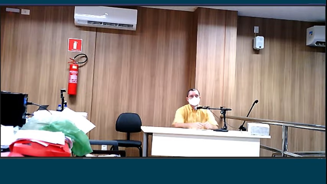 Irmão de Izadora Mourão depõe em julgamento como réu no assassinato (Foto: Youtube)
