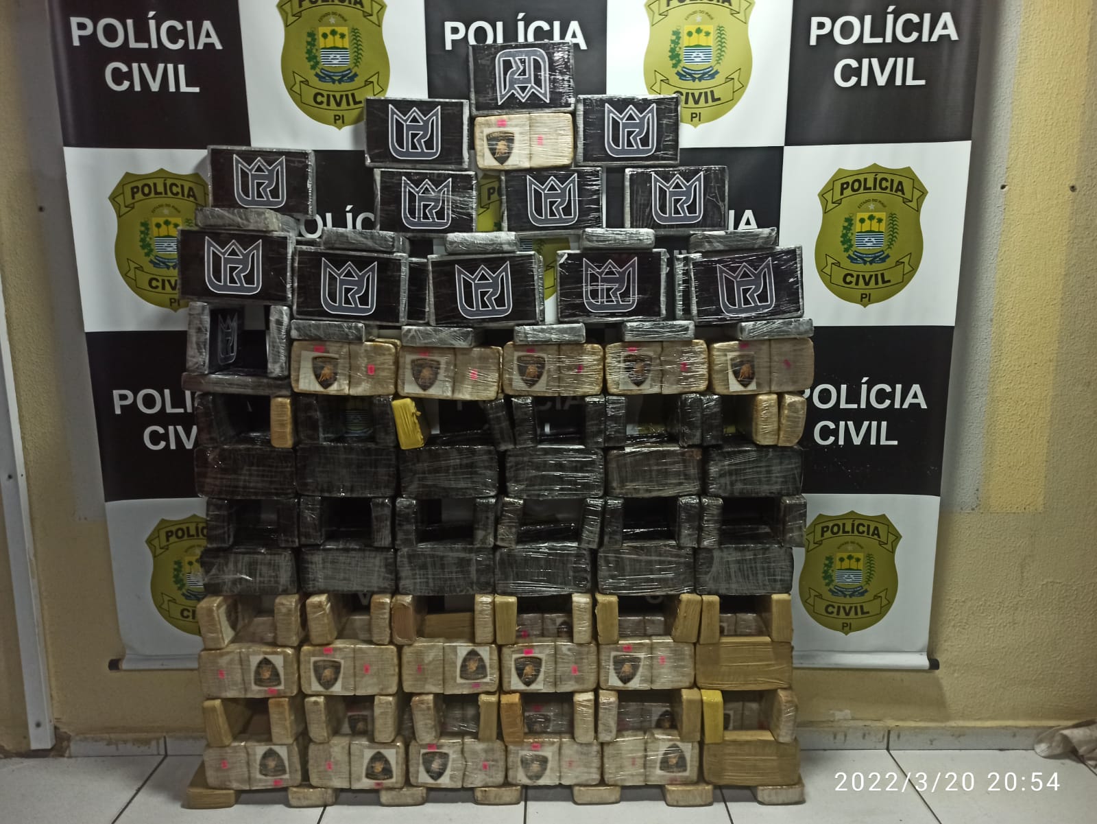 Entorpecente foi encontrada no teto de um ônibus em Teresina - Foto: Divulgação/SSP-PI