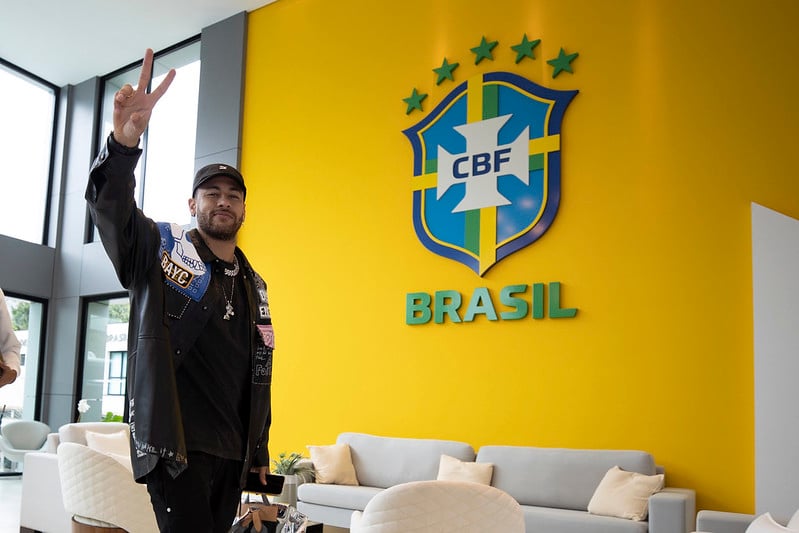 Neymar chegando a Granja Comary para se integrar aos demais jogadores da Seleção Brasileira. (Foto: Lucas Figueiredo - CBF)
