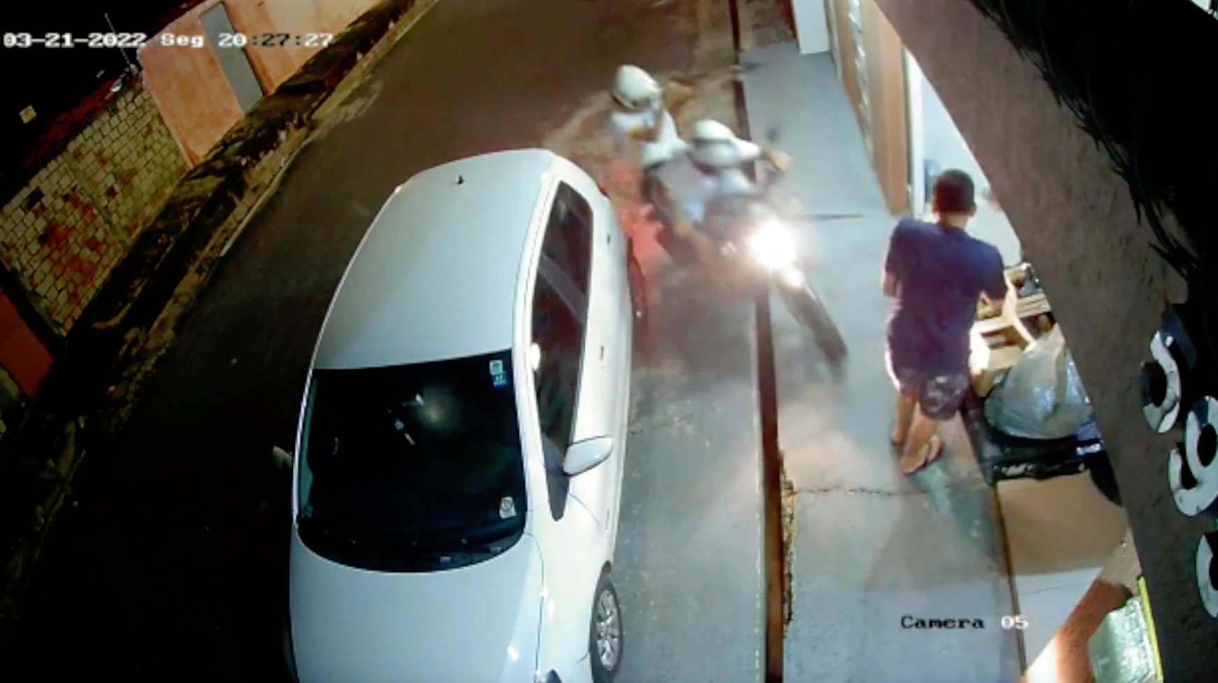 Criminosos já chegaram no local em uma motocicleta efetuando os disparos - Foto: Reprodução