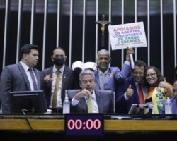 Câmara aprova piso salarial de R$ 2.424 para agentes de saúde e endemias
