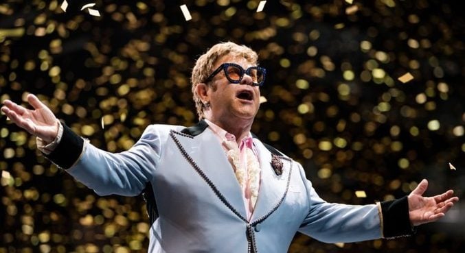 Elton John faz 75 anos e quem ganha o presente são seus fãs - Foto: ReproduçãoElton John faz 75 anos e quem ganha o presente são seus fãs - Foto: Reprodução