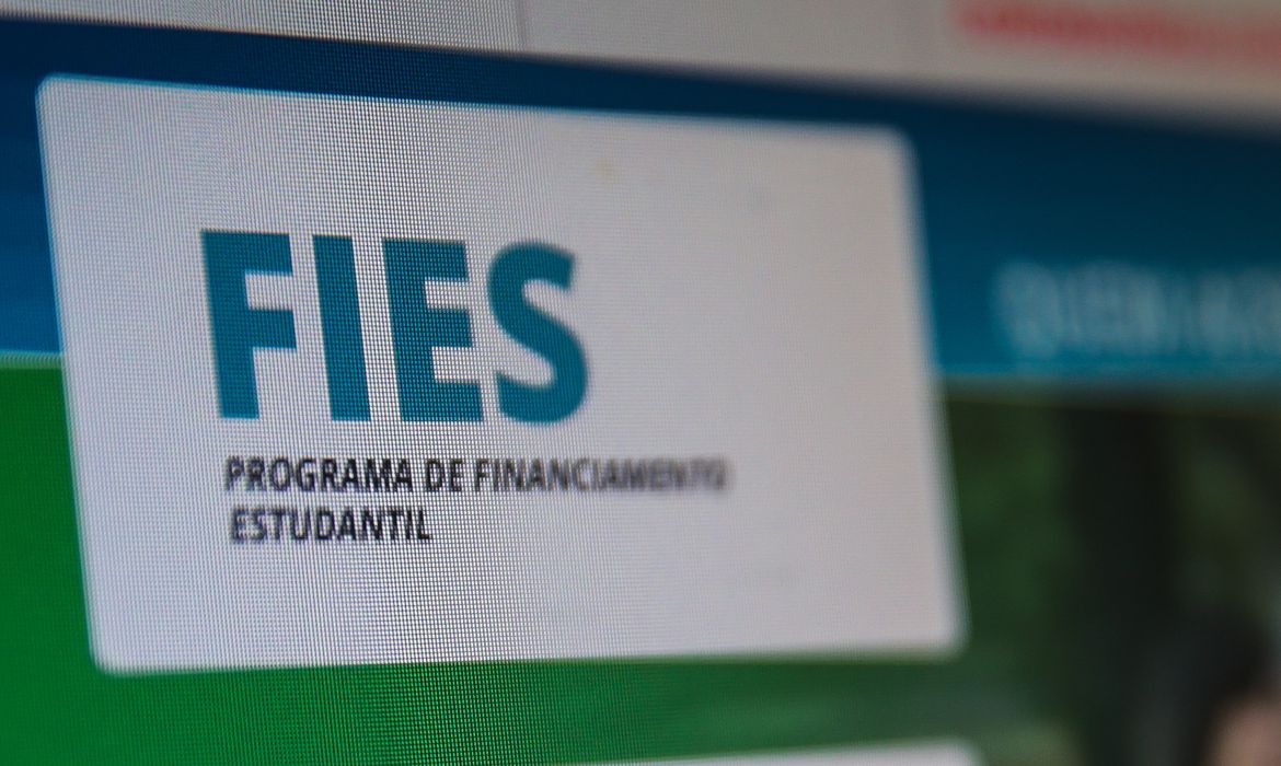 Estudantes têm até 31 de agosto para renegociar dívidas do Fies - Foto: Agência Brasil