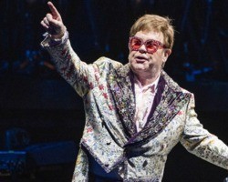 Elton John faz 75 anos e quem ganha o presente são seus fãs