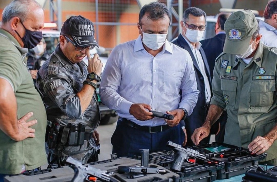 Deputado federal Fábio Abreu vistoria armas no Quartel do Comando Geral da PM