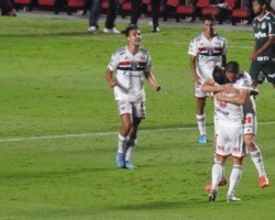 São Paulo vence o Palmeiras por 3 a 1 e abre vantagem na final do Paulistão