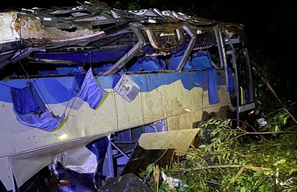 Segundo a polícia, ônibus capotou na PR-090 — Foto: PRE 