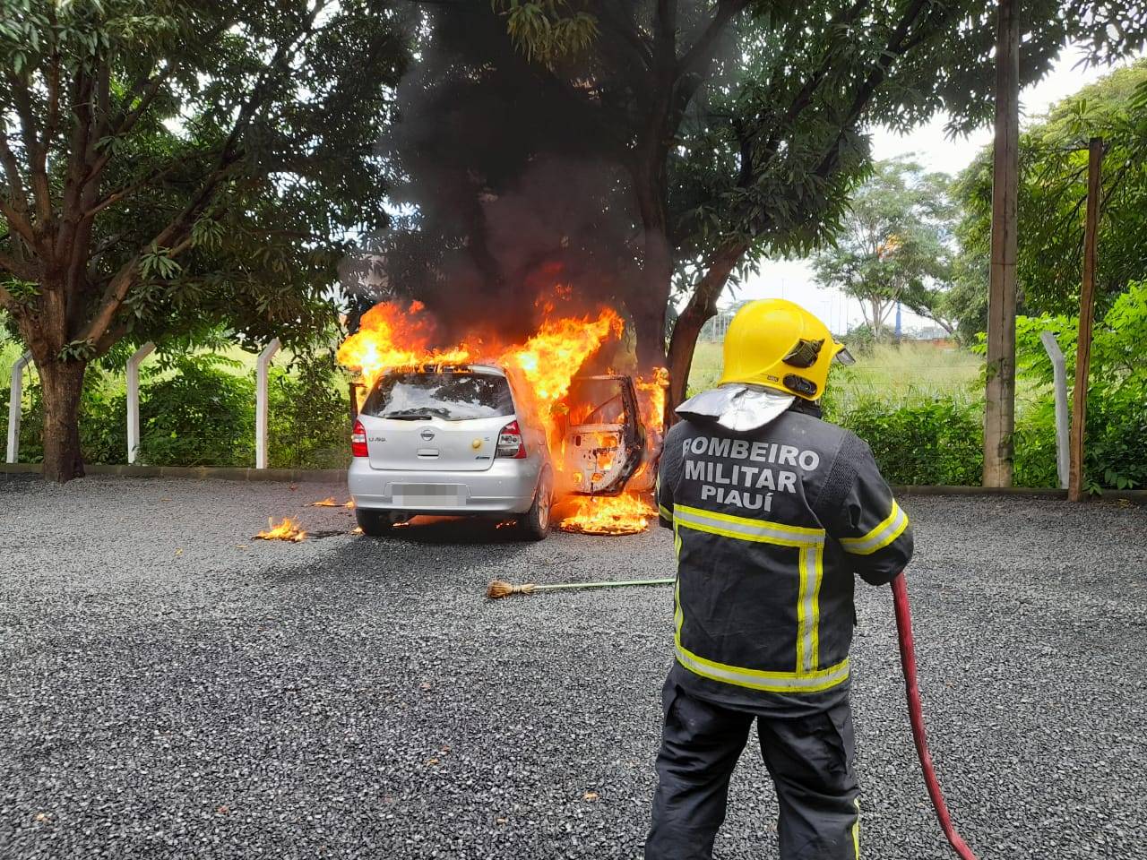 Veículo pega fogo dentro do Parque das Crianças na zona Leste de Teresina (Foto: Divulgação)