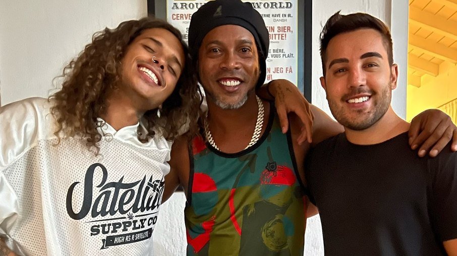 VItão, Ronaldinho Gaúcho e Rodrigo Melim anunciaram parceria musical e o cantor Vitão foi detonado na web