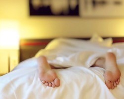 Saiba o que a posição que você dorme revela sobre a sua saúde 