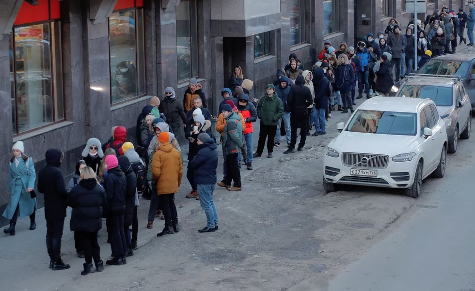 Pessoas fazem fila para usar caixa eletrônico - Foto: Anton Vaganov/Reuters