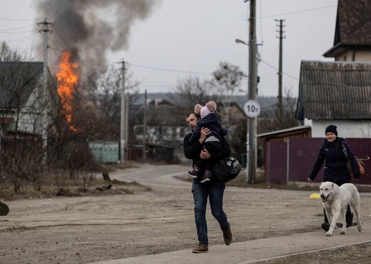 Família abandona casa em região de Kiev (Foto: reprodução)