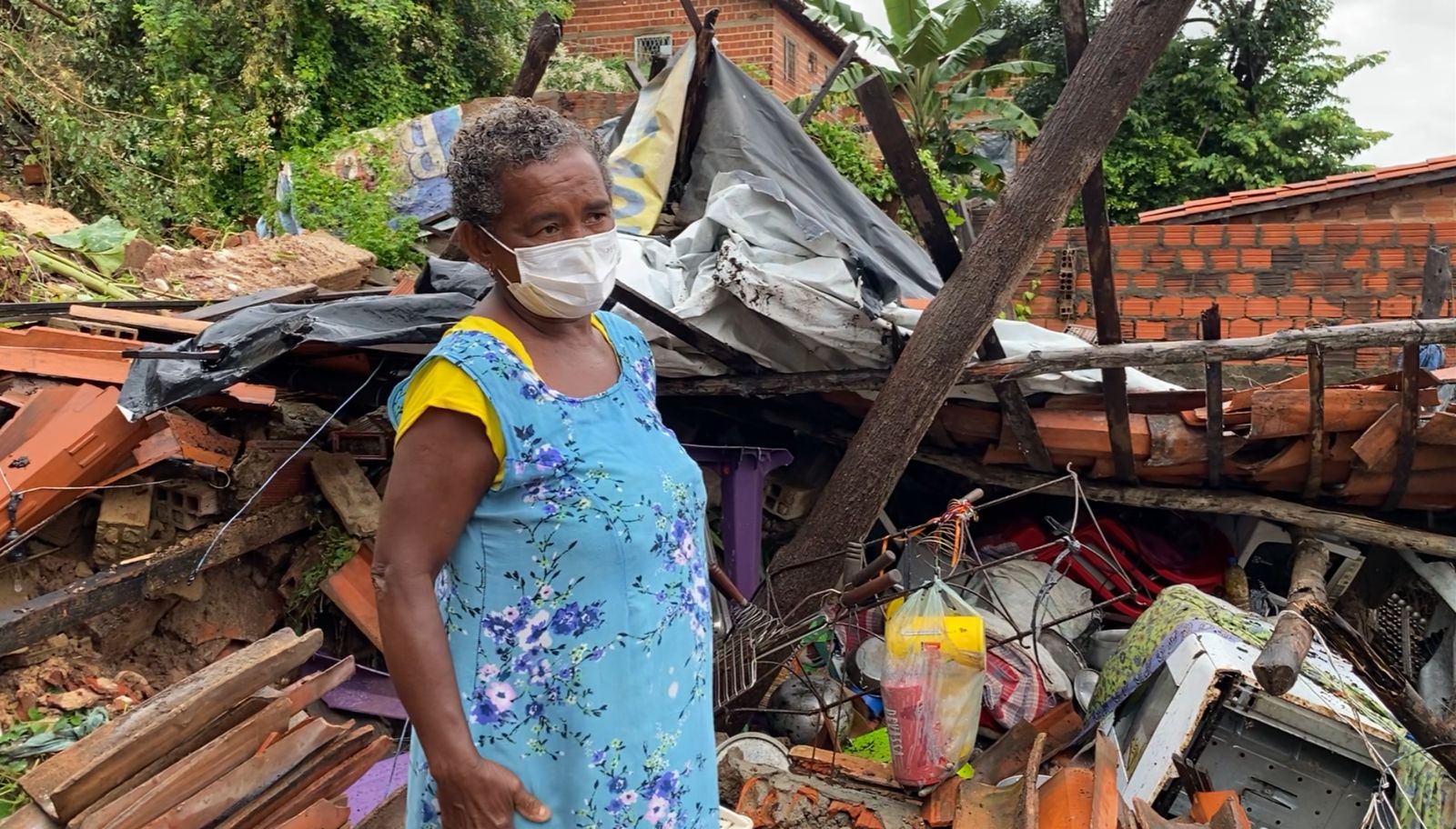 Dona Conceição relata que ficou presa nos escombros embaixo do fogão - Foto: Apoliana Oliveira