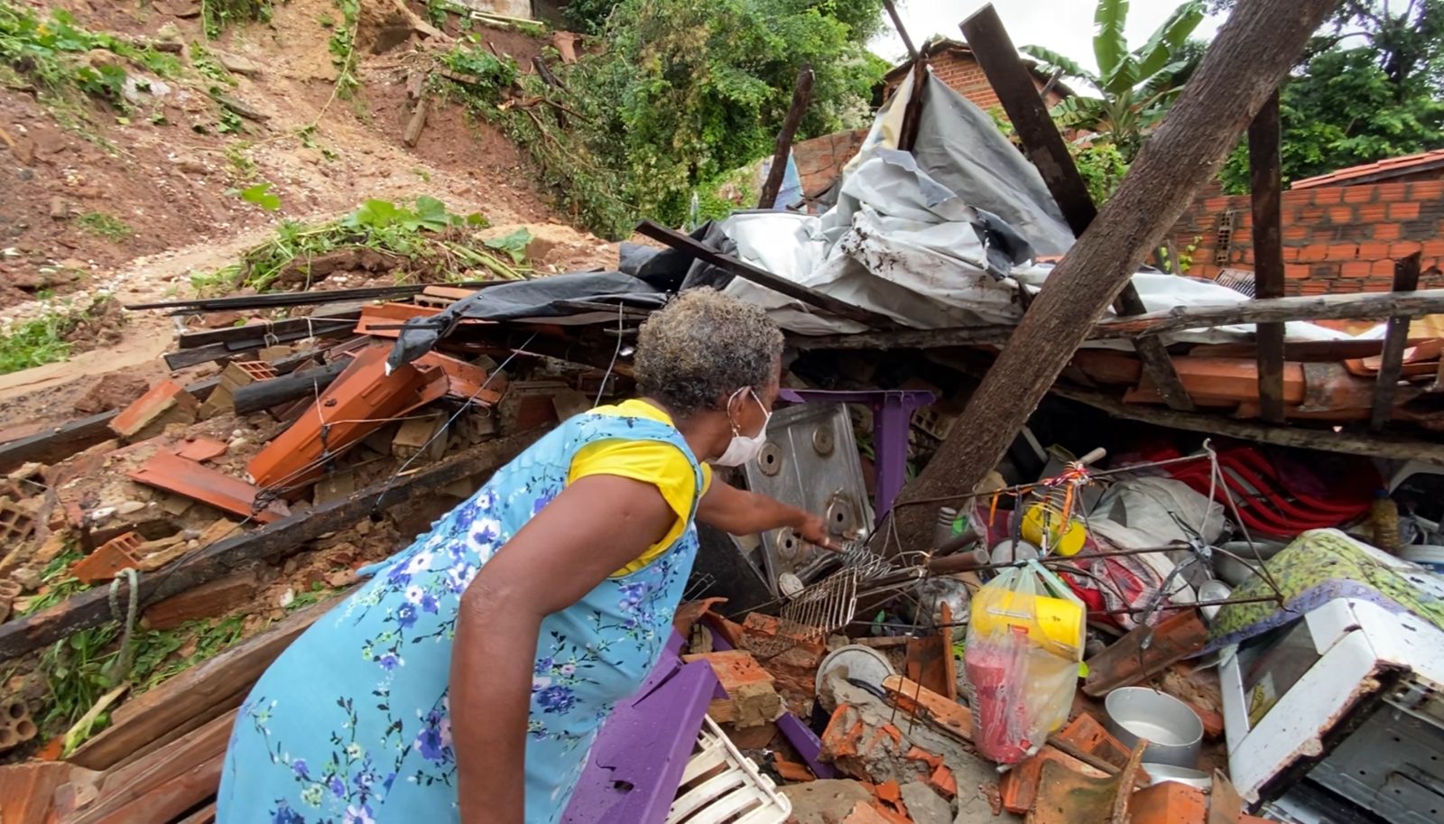 Dona de casa pede ajuda para conseguir recuperar tudo que foi perdido - Foto: Apoliana Oliveira