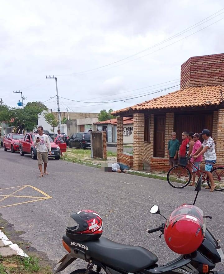 Homem é executado com diversos tiros em frente do Fórum de Luís Correia (Foto: Reprodução/ WahstApp)