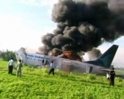 Boeing tenta pousar, cai em arrozal, pega fogo e mata 21 pessoas