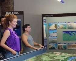 No Piauí, Vanessa da Matta come bolo de puba e visita Museu do Mar; Veja!