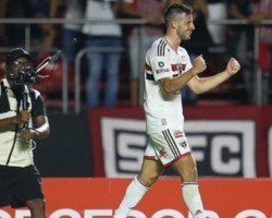 Com três gols de Calleri, São Paulo goleia o Athletico-PR