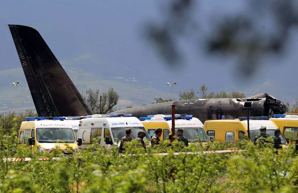 Avião caiu logo depois de decolar de uma base aérea próxima à capital Argel — Foto: Ramzi Boudina/Reuters 