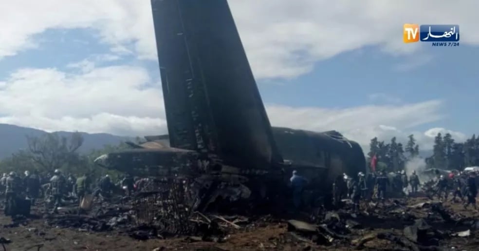 Avião caiu perto de base aérea próxima à capital Argel — Foto: ENNAHAR TV/Handout/ via REUTERS 