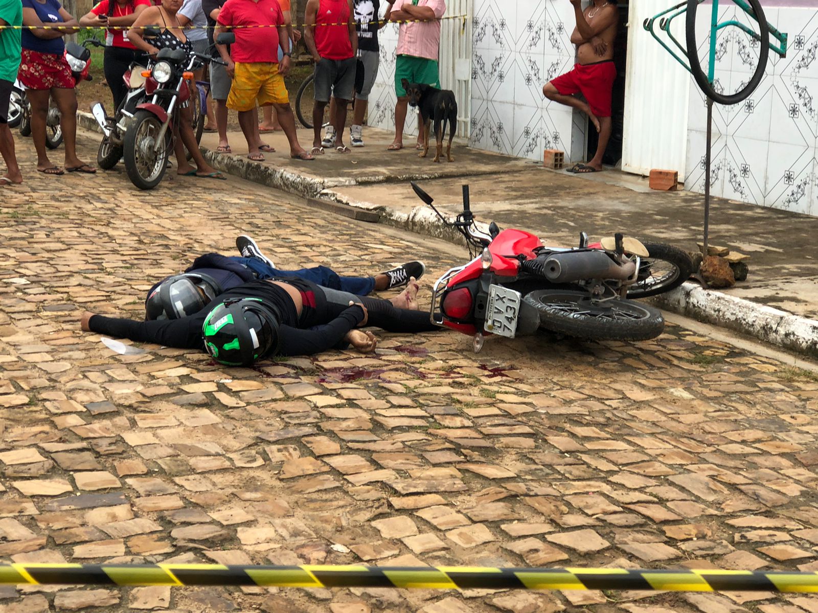 Um dos homens mortos estava com uma arma de fogo na cintura - Foto: Helder Felipe