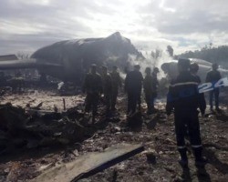 Avião com 247 militares e familiares cai na Argélia e mata os ocupantes