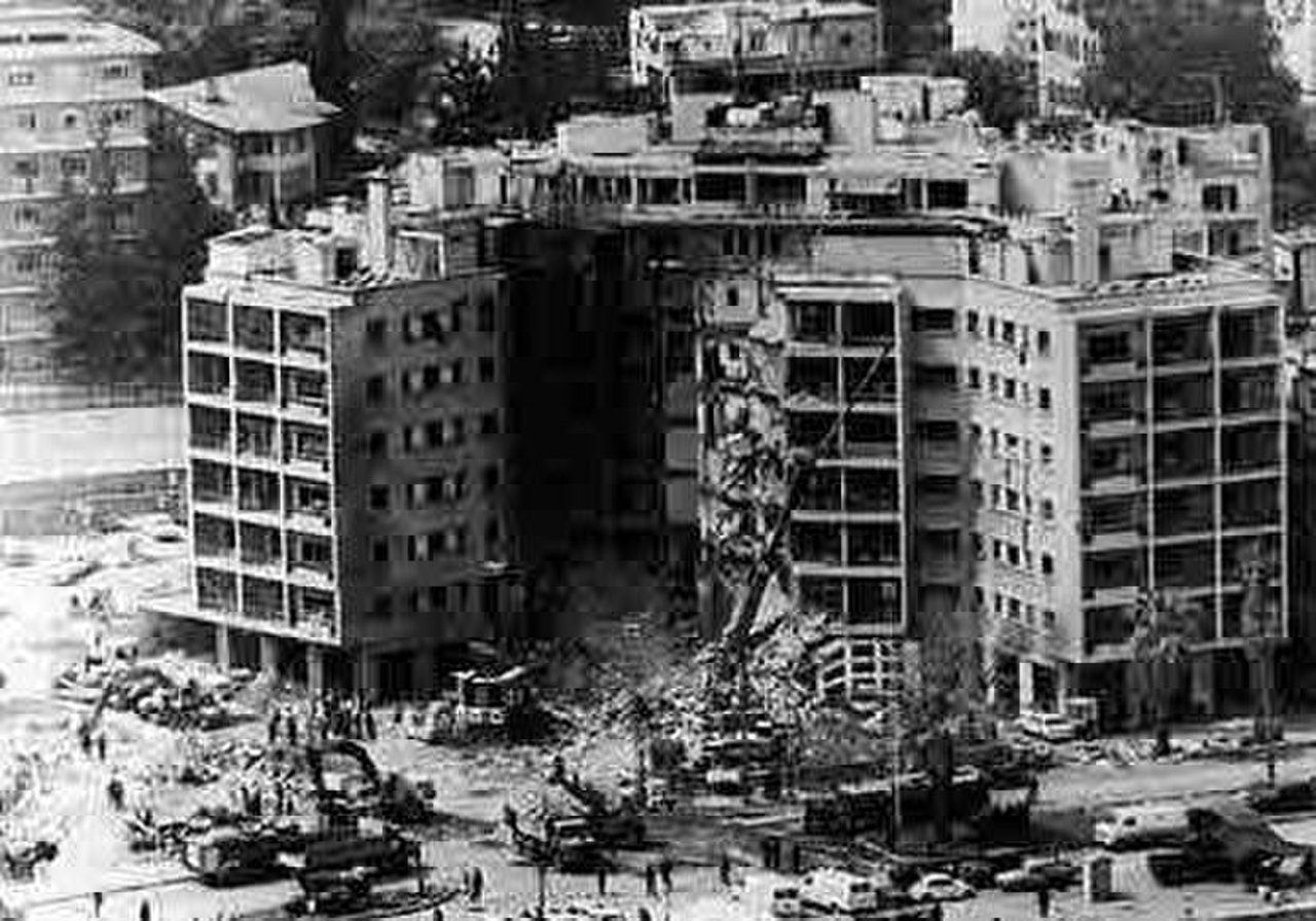 Homem-bomba explode embaixada dos EUA em Beirute e 63 pessoas morrem - Foto: ReproduçãoHomem-bomba explode embaixada dos EUA em Beirute e 63 pessoas morrem - Foto: Reprodução
