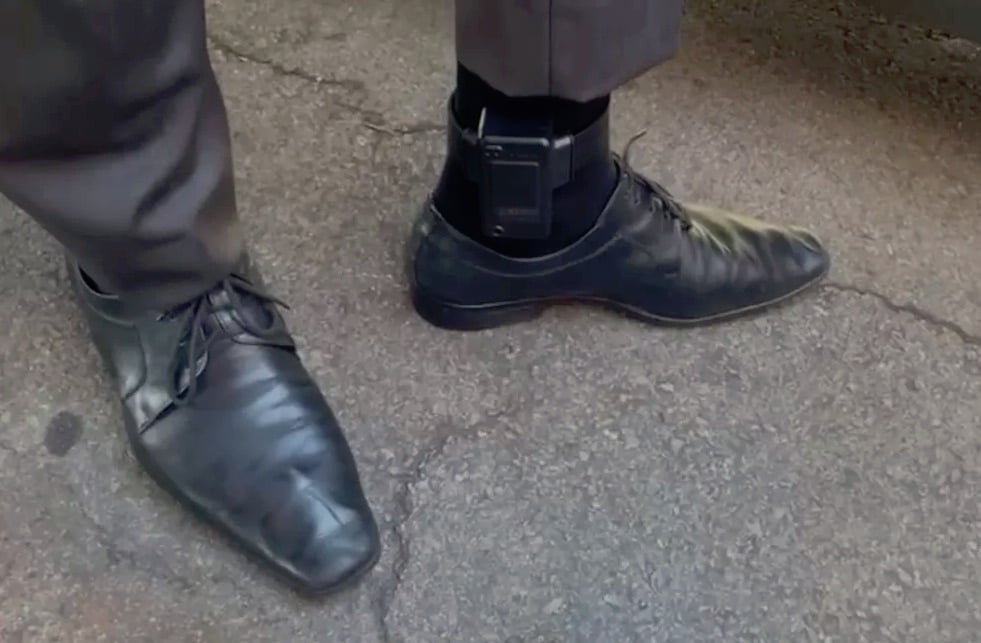 Daniel Oliveira faz uso de tornozeleira eletrônica - Foto: Isabela Camargo/Globo News