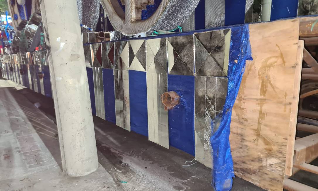 Carro alegórico envolvido em acidente foi apreendido pela Polícia Civil Foto: Filipe Grinberg / Agência O Globo