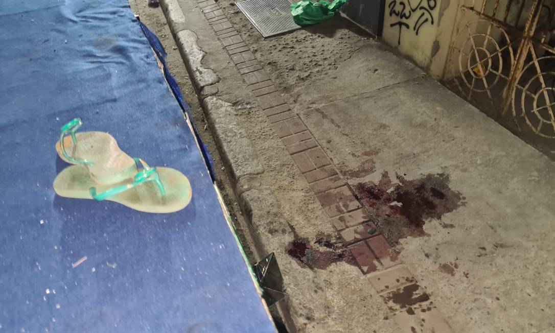 Calçado usado por Raquel Antunes da Silva  ficou no local do acidente Foto: Filipe Grinberg / Agência O Globo