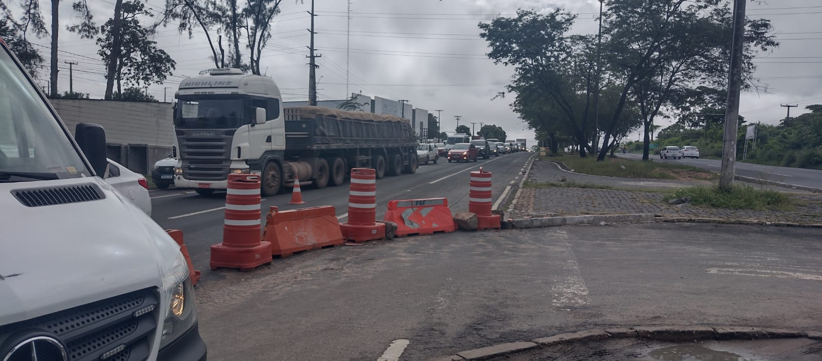 Ambulância colide com carro na BR-343 ao realizar conversão proibida - Imagem: Divulgação/PRFAmbulância colide com carro na BR-343 ao realizar conversão proibida - Imagem: Divulgação/PRF