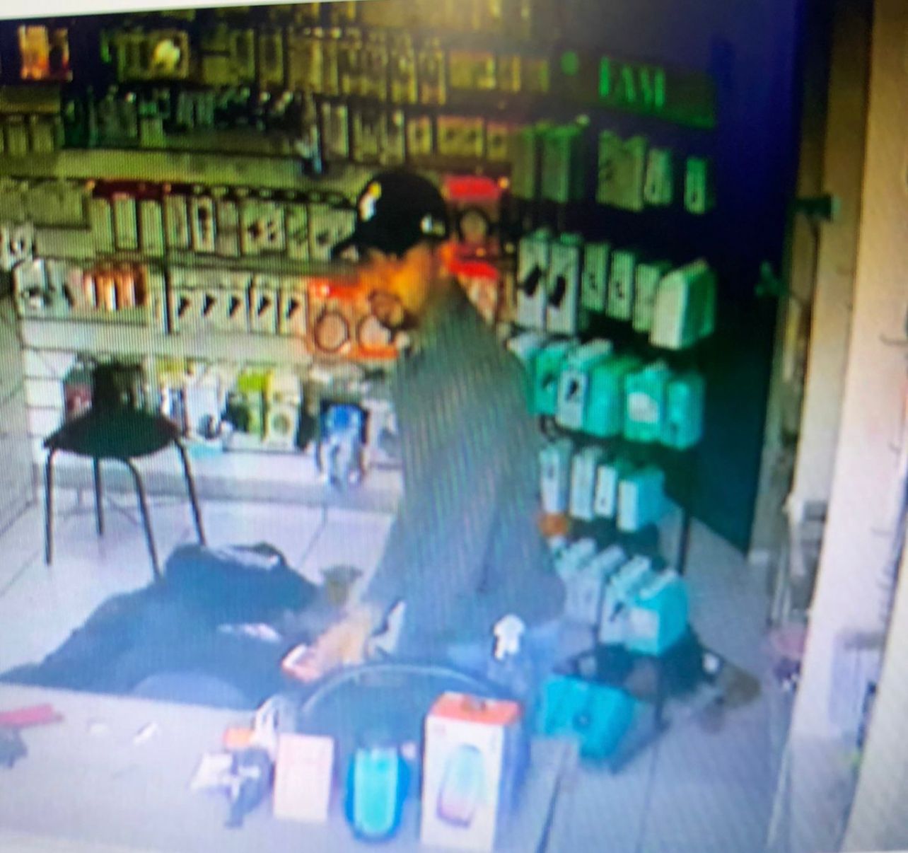 Imagem do possível suspeito do assalto a loja é divulgada nas redes sociais (Foto: Reprodução/ WhatsApp)