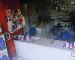 Vídeo mostra assalto a loja de celulares em Teresina; dono foi baleado