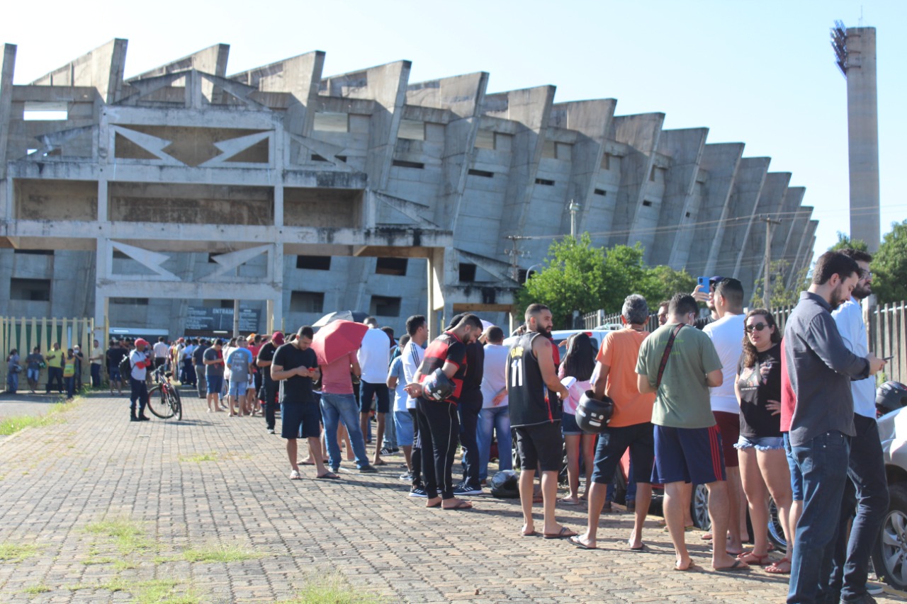 Torcedores formam fila para a compra de ingressos no Alberto - Foto: Rassa Morais