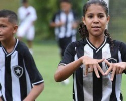 Conheça Giovanna, 12 anos, que joga entre meninos e é promessa no Botafogo