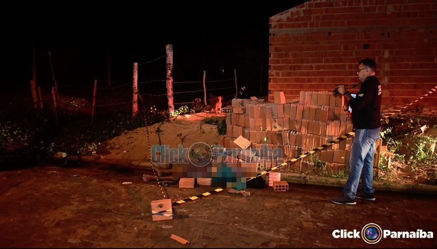 Vítima foi morta em via pública em bairro de Ilha Grande do Piauí - Foto: Click Parnaíba
