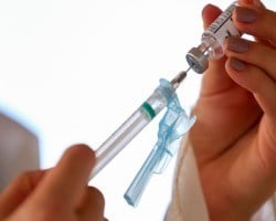 Homem é preso após se vacinar ao menos 87 vezes contra covid na Alemanha