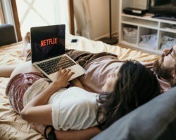 Descubra as 10 melhores séries eróticas para você assistir na Netflix 
