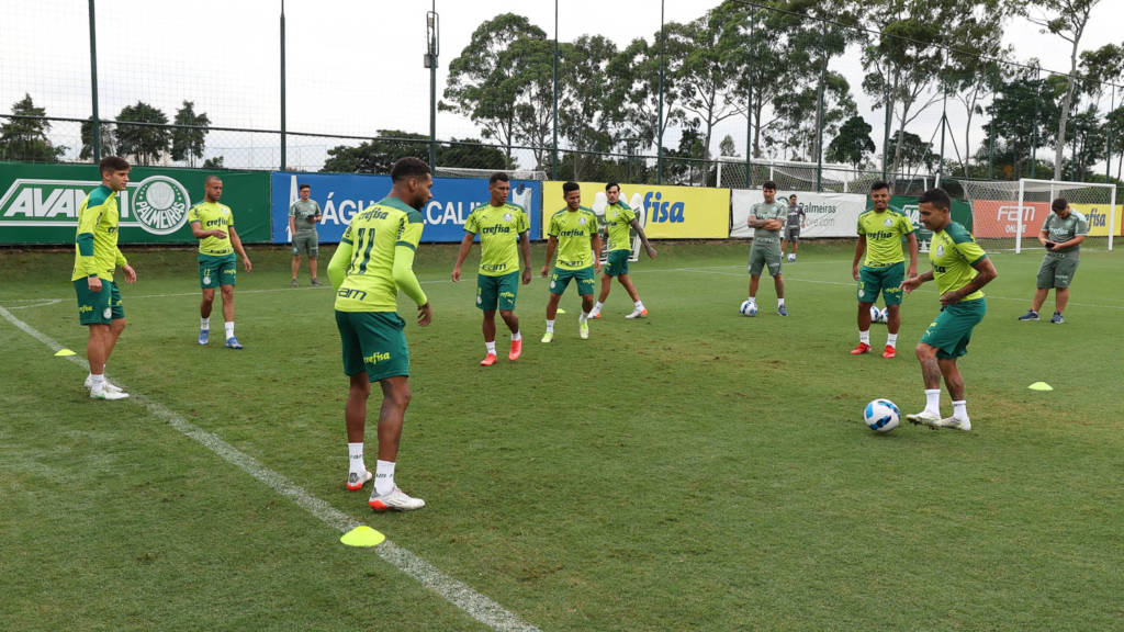 A primeira missão dos jogadores foi exercitar a troca de passes e a marcação em campo reduzido. (Foto: Cesar Greco - Palmeiras)