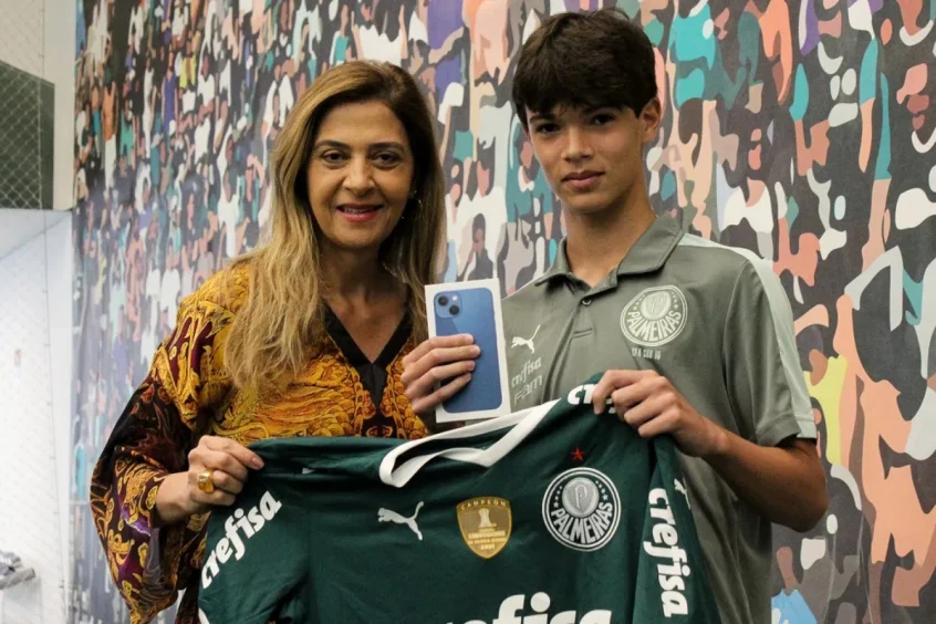 Leila Pereira presenteia Felipe Goto, jovem que teve celular quebrado por Calleri (Foto: Divulgação/SE Palmeiras)