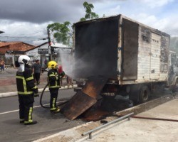 Caminhão fica destruído após incêndio em avenida do bairro Promorar; fotos!