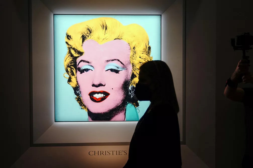 Retrato de Marilyn Monroe feito por Andy Warhol vai a leilão com valor estimado em US$200 milhões — Foto: REUTERS/Carlo Allegri 