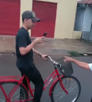 João Gomes é flagrado em passeio com bicicleta de fã em parada no Piauí - Foto: Redes sociais