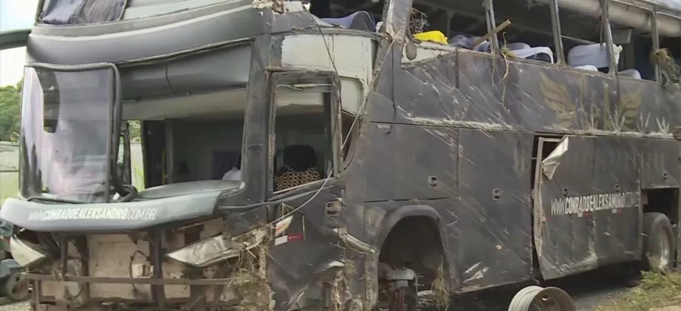 Ônibus ficou destruído após o acidente que vitimou seis pessoas - Foto: Reprodução