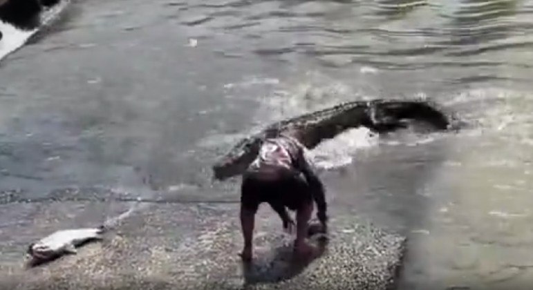 Momento em que homem se arrisca perto de crocodilo. (Foto: REPRODUÇÃO/INSTAGRAM/@NUFFBLOKESCOTTY)