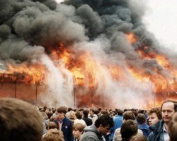 Incêndio em estádio de futebol deixa 56 pessoas mortas na Inglaterra 
