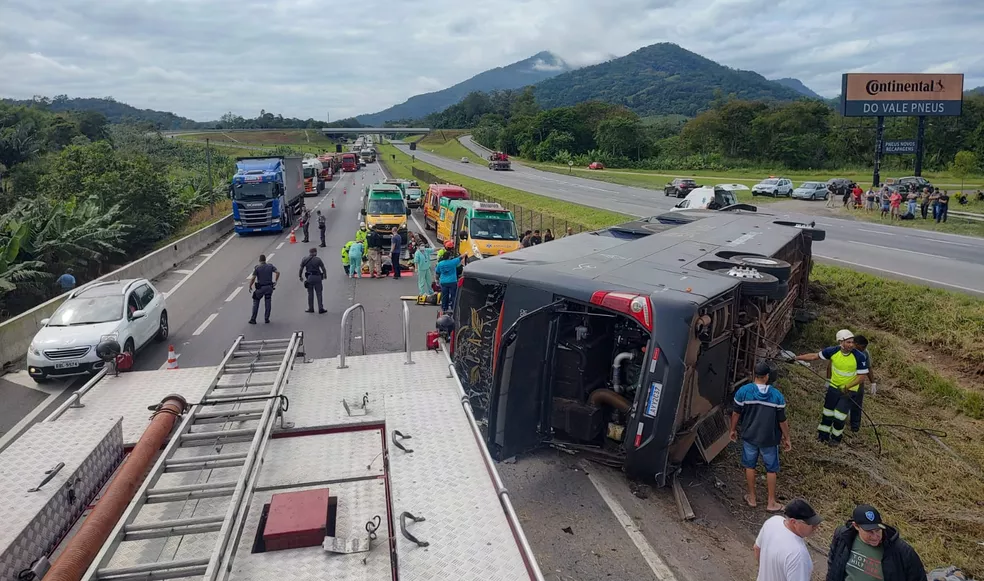 Acidente envolvendo ônibus da dupla Conrado e Aleksandro deixou seis mortos — Foto: Reprodução 