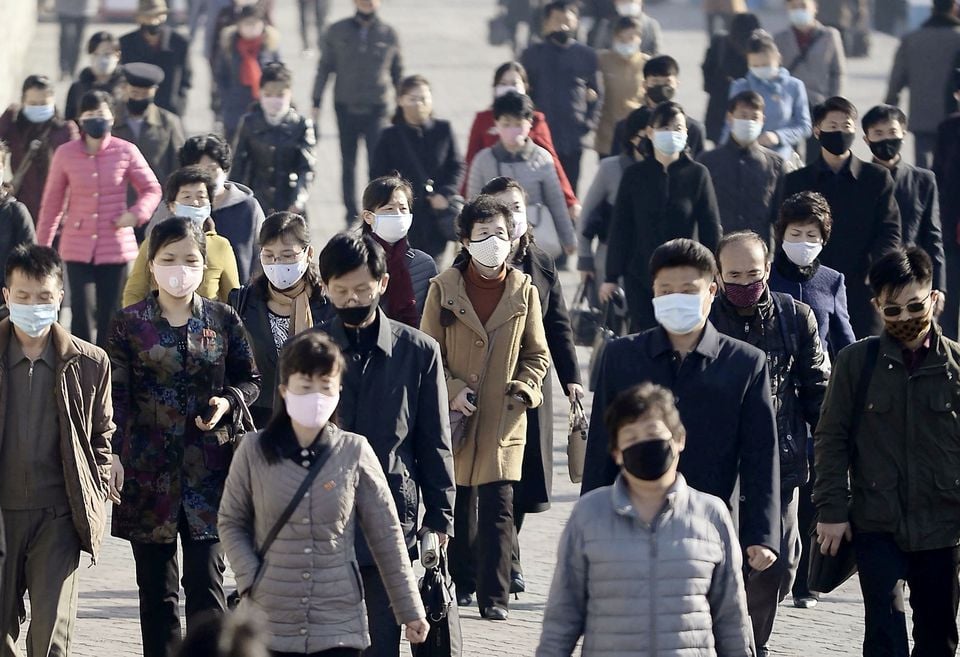 Pessoas usando máscara (Foto: Reuters)