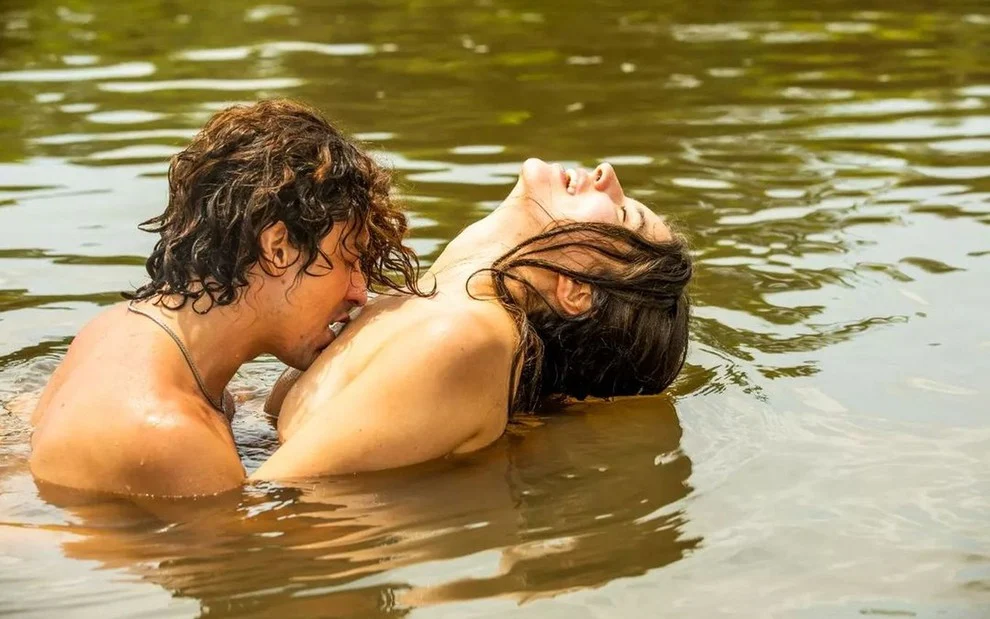 Personagens de Jove e Juma em cena quente da novela Pantanal - Foto: Divulgação